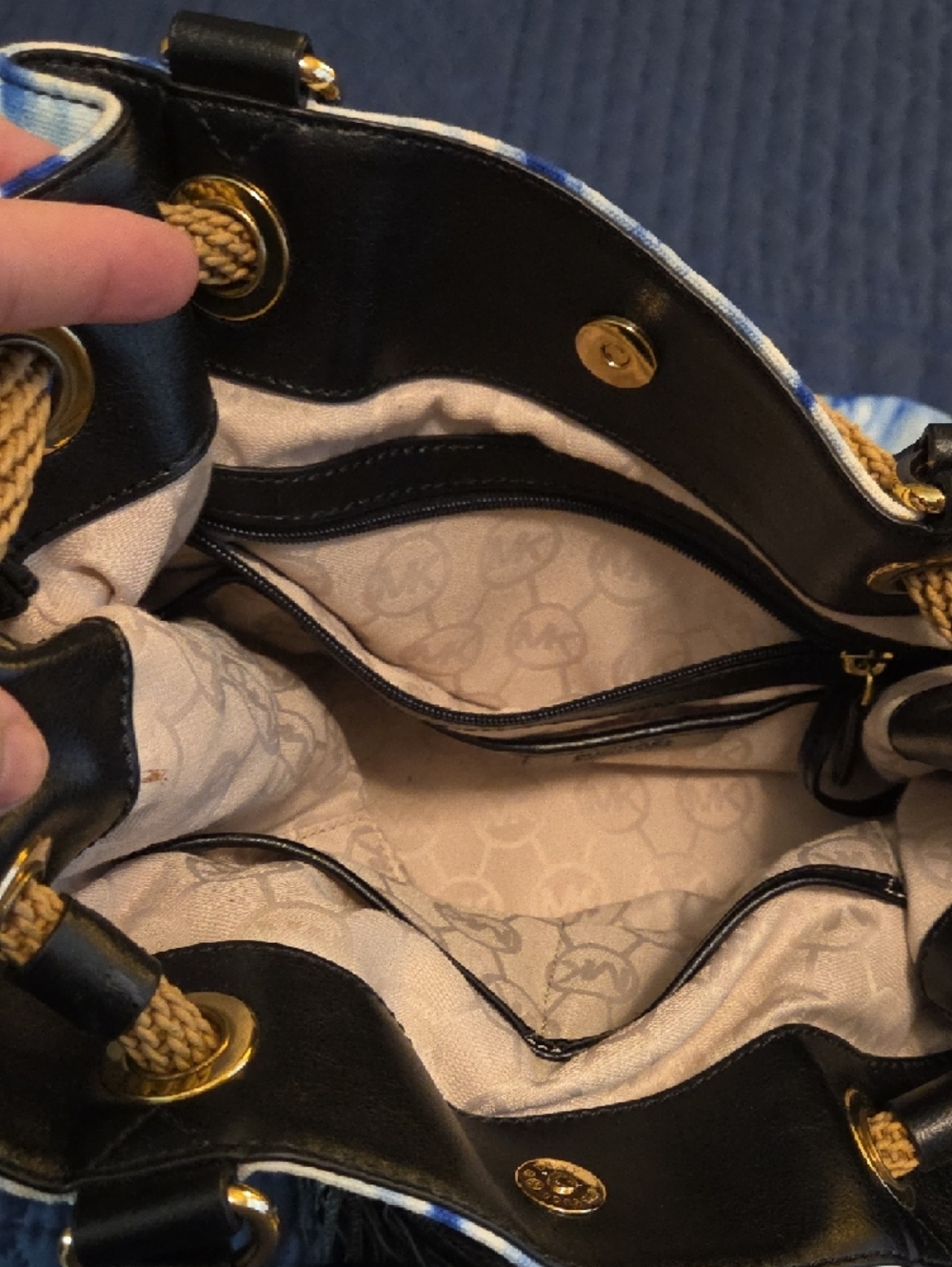 EUC Michael Kors Lrg Blue Tie-Dye Drawstring Shoulder Bag w/matching Wallet SET - Picture 5 of 13